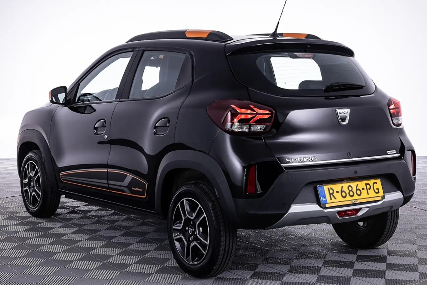 Dacia Spring Comfort Plus 27 kWh | LEDER ✅ 1e Eigenaar Zwart - 2