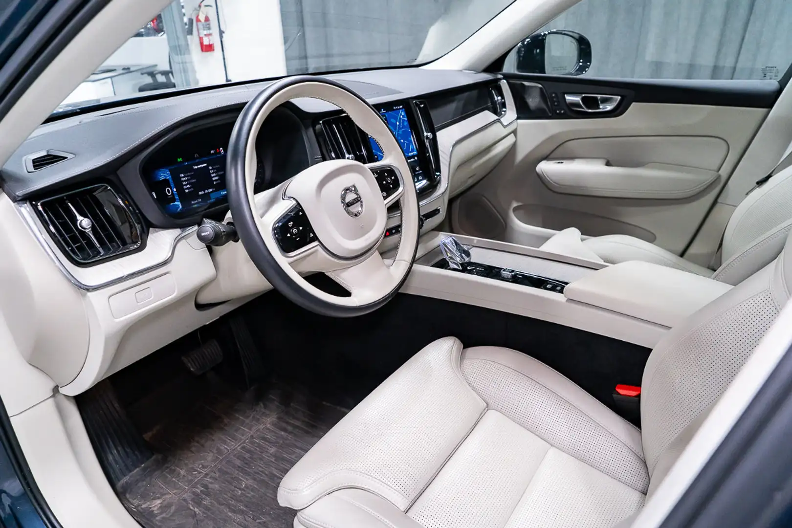 2025 Volvo XC60 | $ 53,880 | 29,326 km | Gas/Electric Hybrid SUV for ...