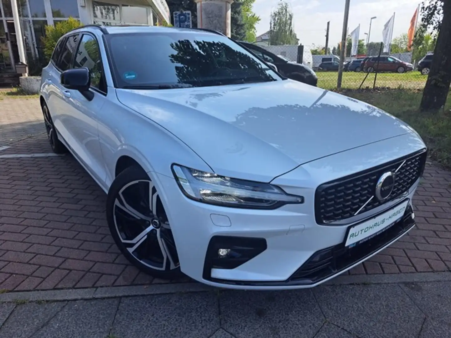 Volvo V60 Kombi Plus Dark Mild Hybrid Standheizung Bianco - 1