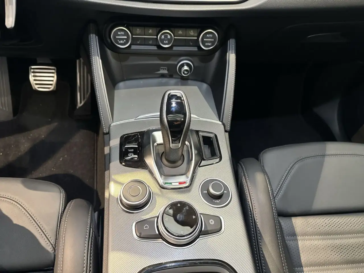 Alfa Romeo Stelvio 2025 — фото 10