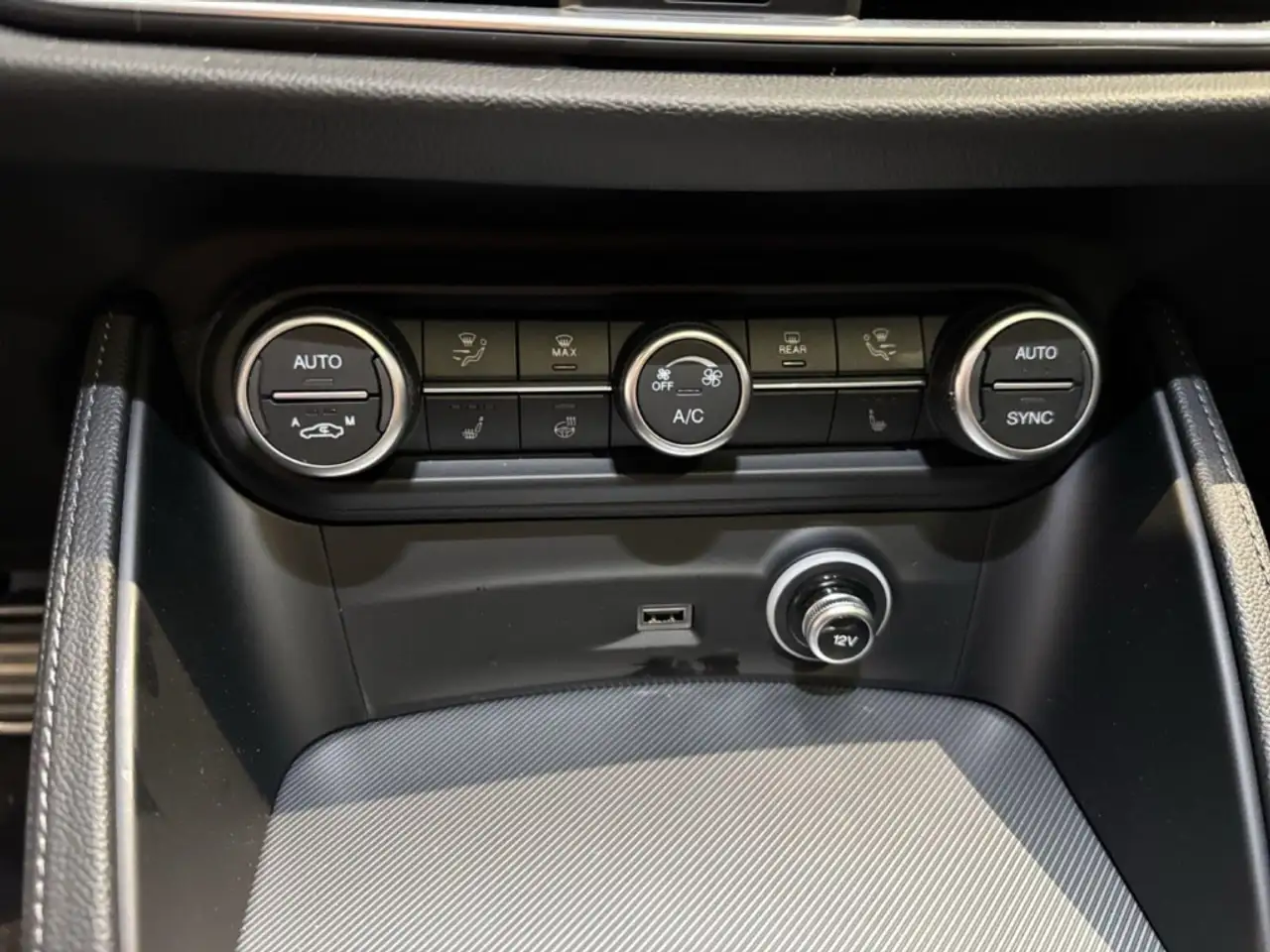 Alfa Romeo Stelvio 2025 — фото 11