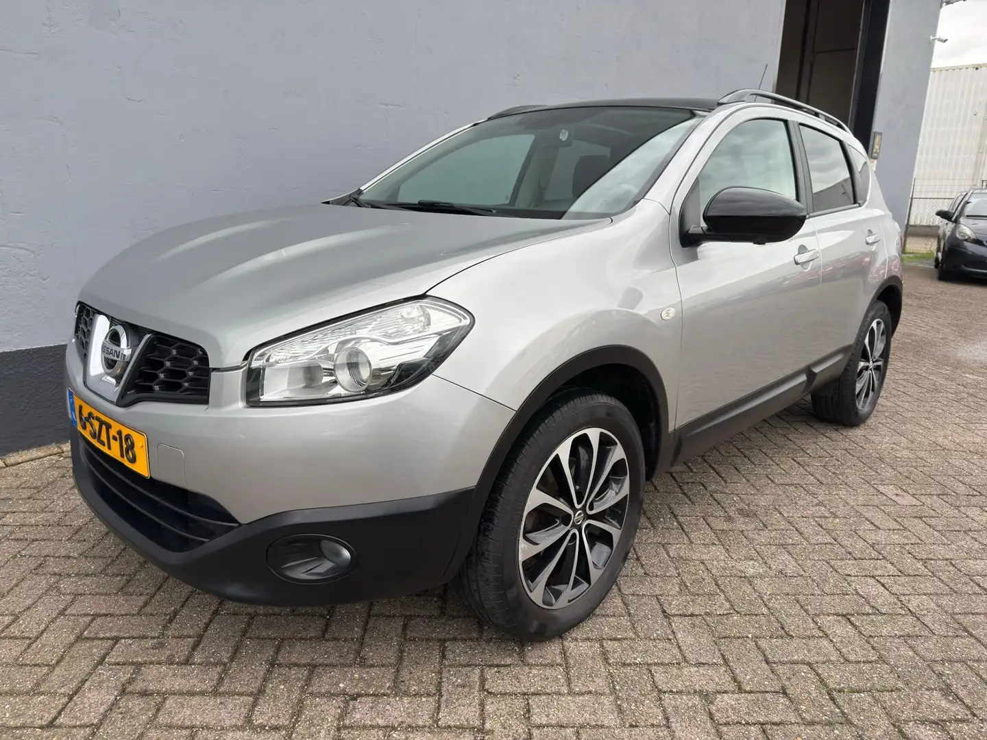 Nissan Qashqai 1.6 - Panorama Dak - Navigatie Gris - 1