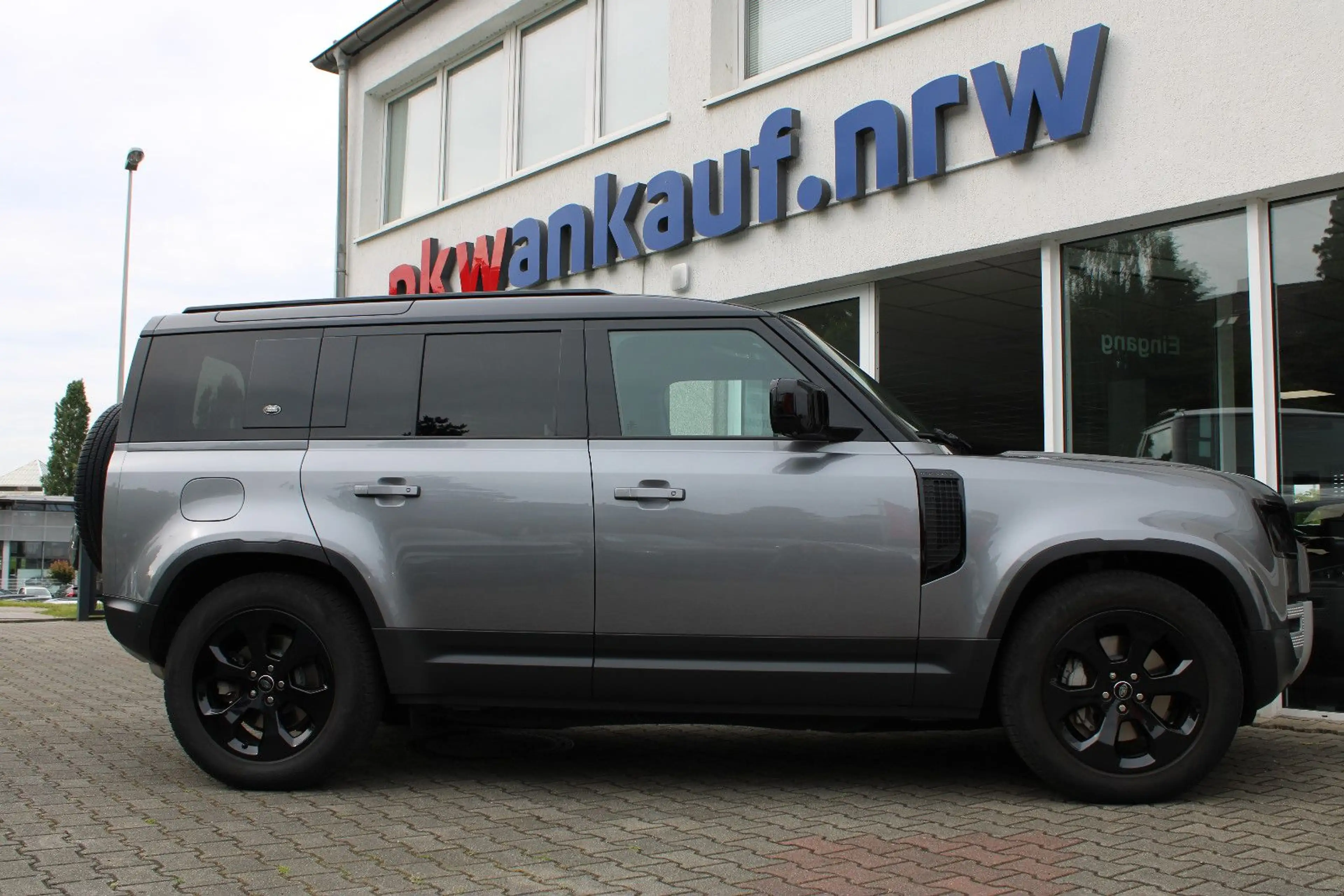 Land Rover Defender 110 D300 HSE/Black Edit/Vollausstattung — photo 11