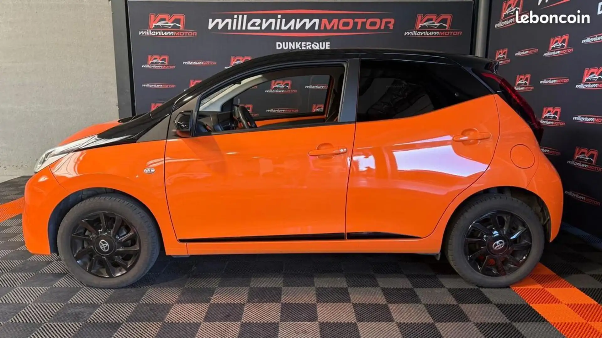 Toyota Aygo X-CITE 1.0 VVT-i 72 CV GARANTIE 6 MOIS Or - 2