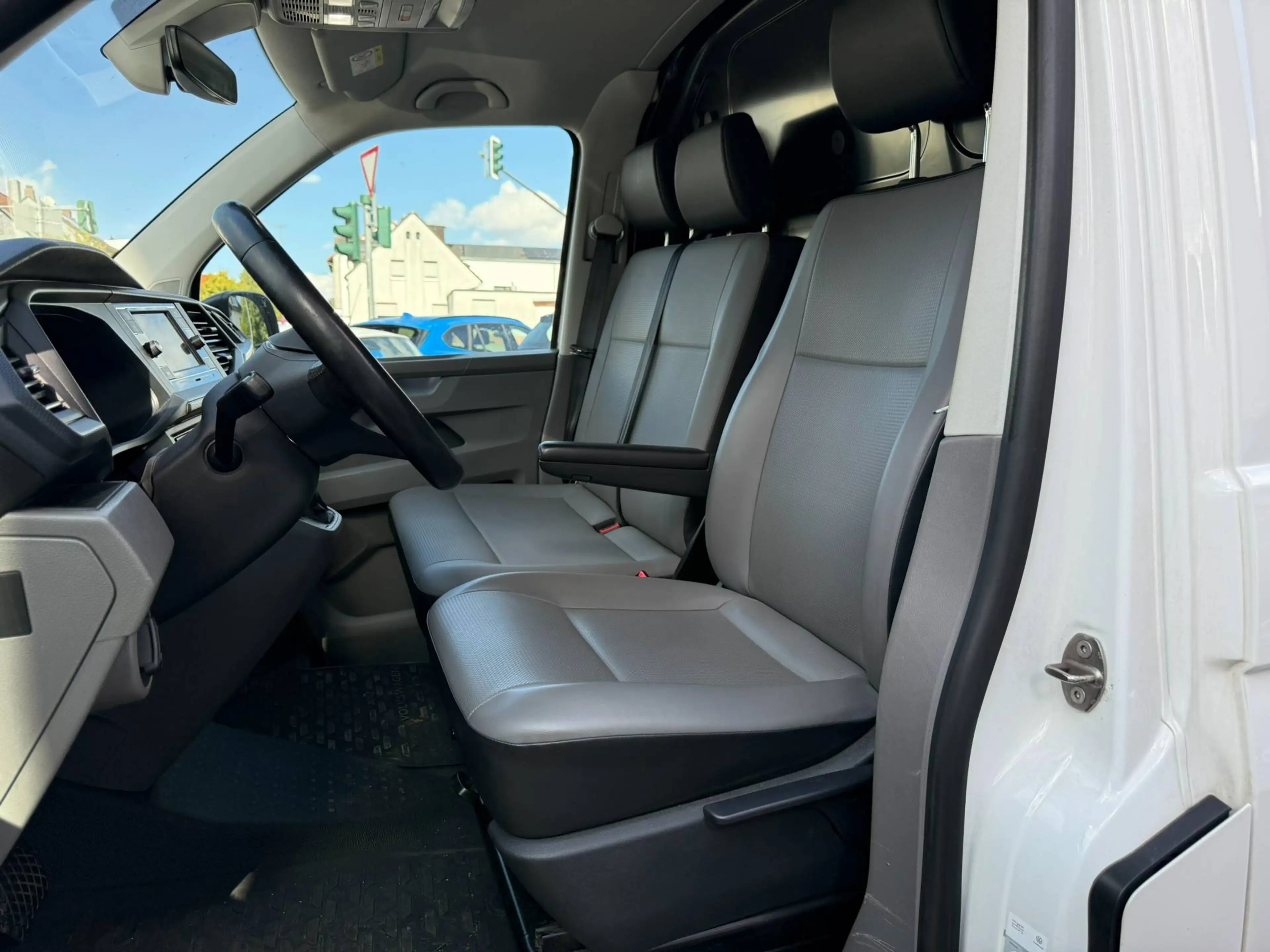 Volkswagen T6.1 Transporter FWD lang EcoProfi/2.HAND/TÜV-NEU/KAMERA/AUTOMATIK — photo 4