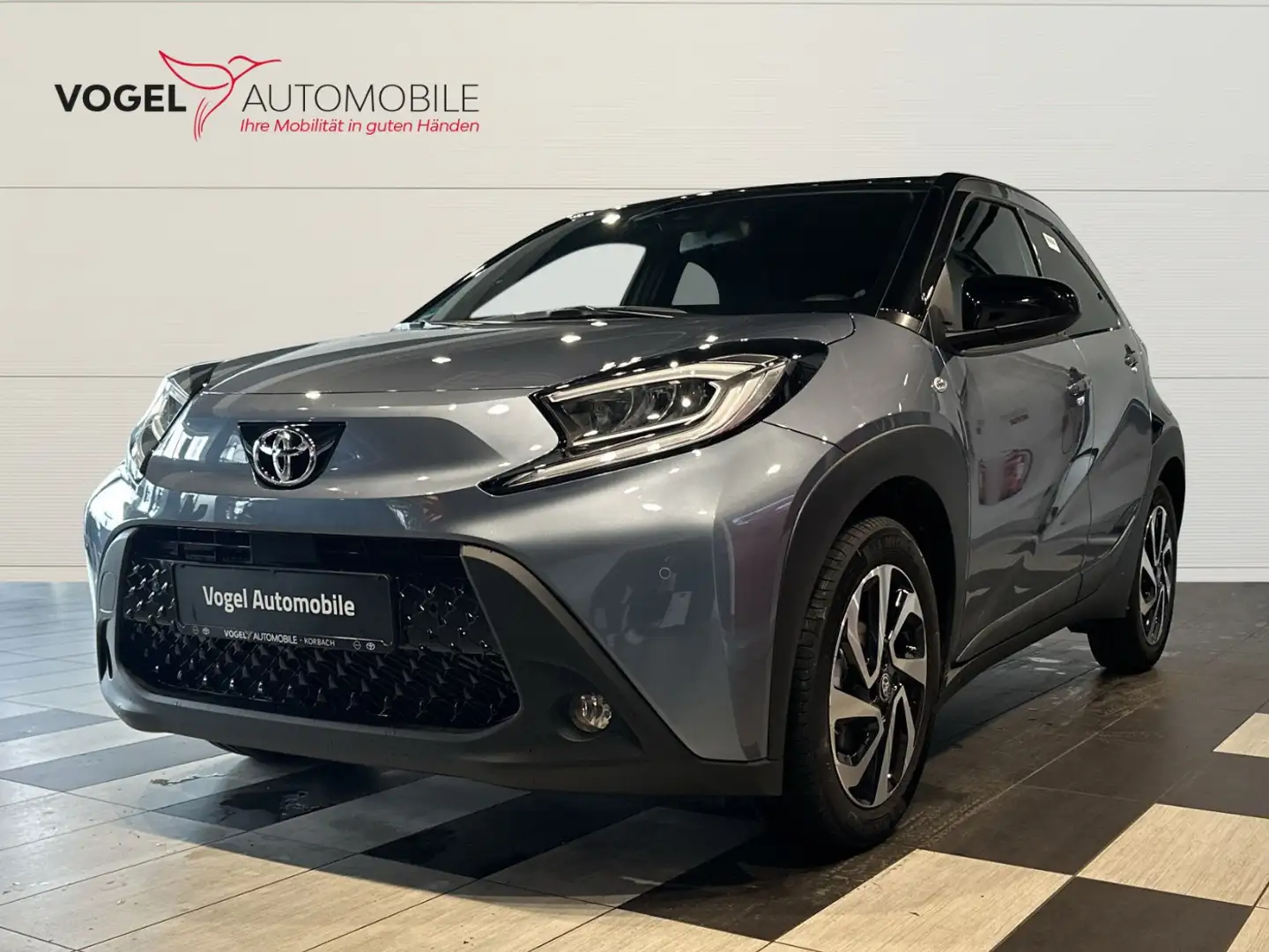 Toyota Aygo 1.0 Teamplayer Kam.+Navi+ACC+Fernlichtass. Gris - 1