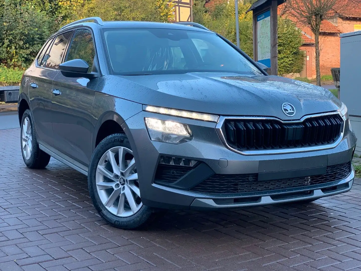 Skoda Kamiq 1.5 TSI DSG LEDER Alcantara 4x SHZ AHK 17" Grau - 1