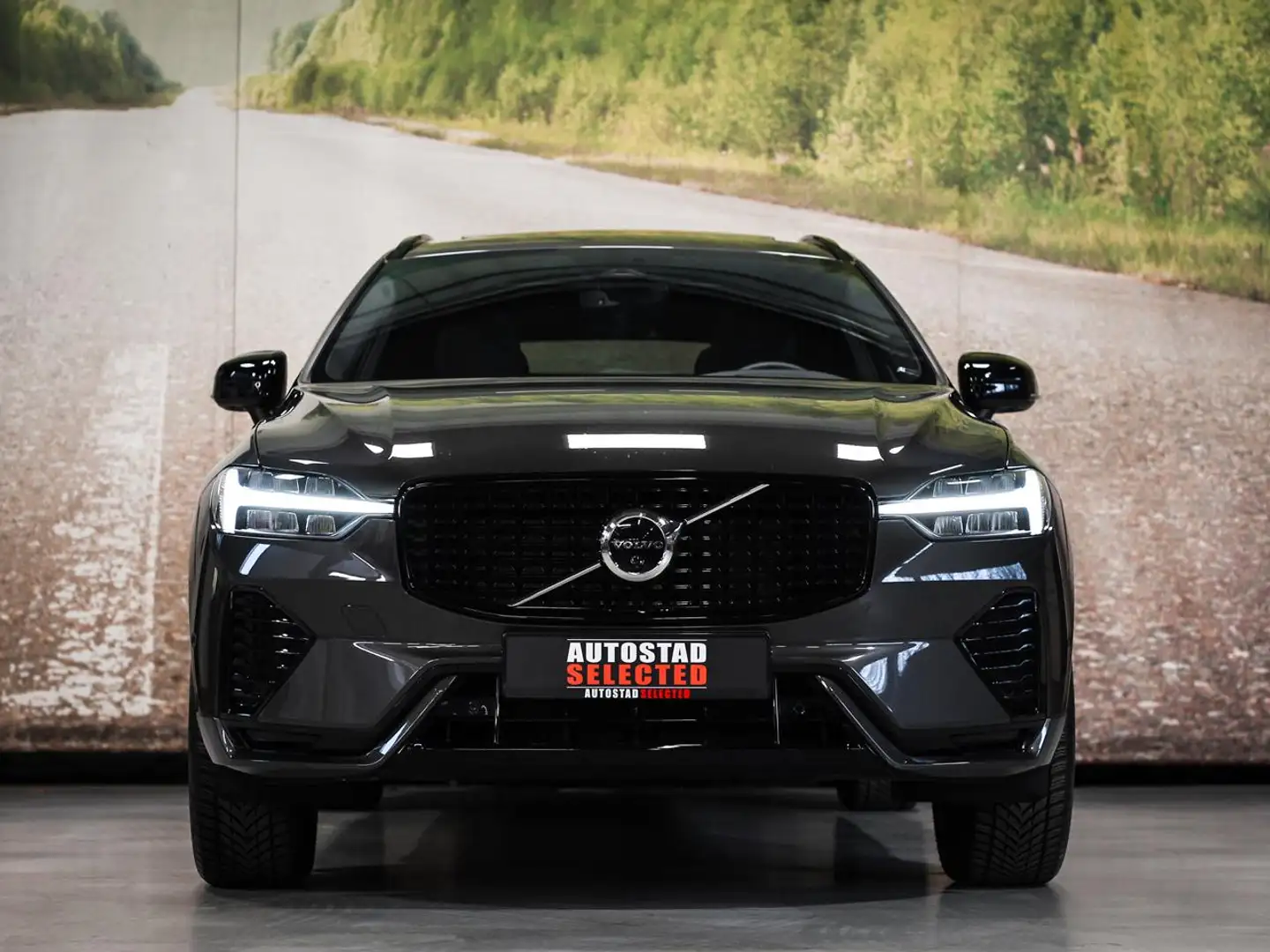 Volvo XC60 B4 Plus Dark Серый - 2