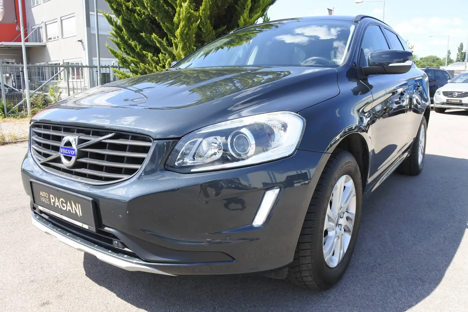 Volvo XC60 XC60 D4 Momentum AWD Geartronic/5 ZYLINDER Grau - 2