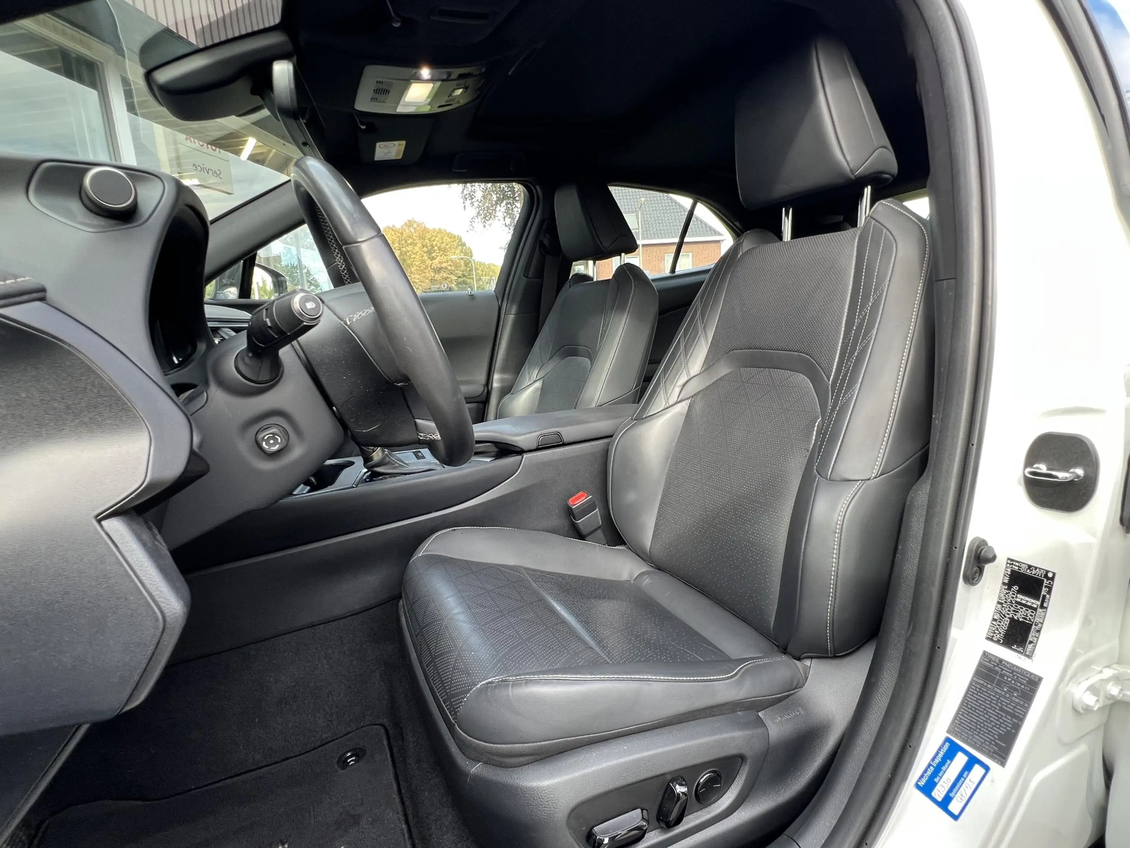 Lexus UX 250h Executive Line | President Pack, Schuifdak, Mark L — photo 21