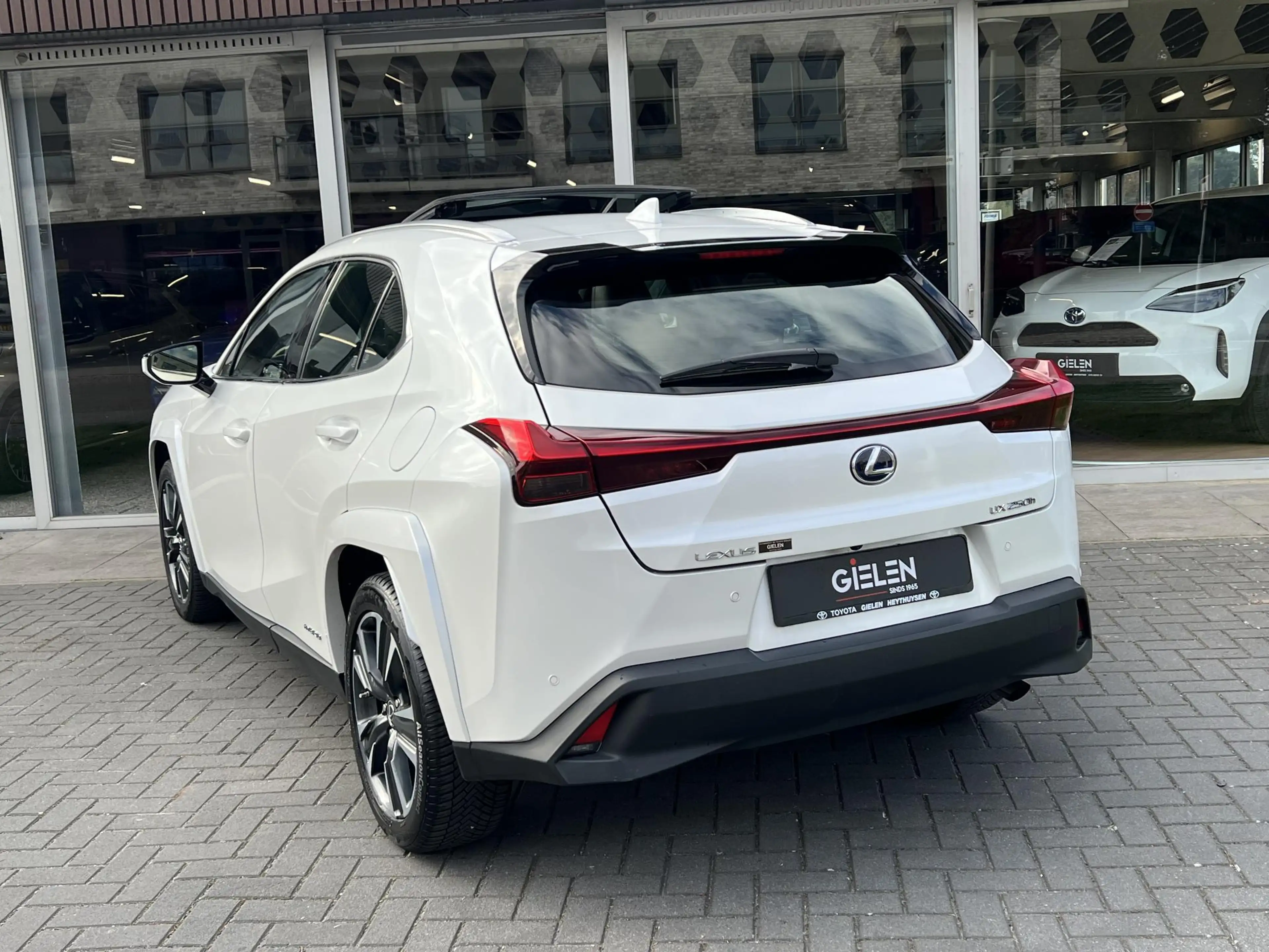 Lexus UX 250h Executive Line | President Pack, Schuifdak, Mark L — photo 16