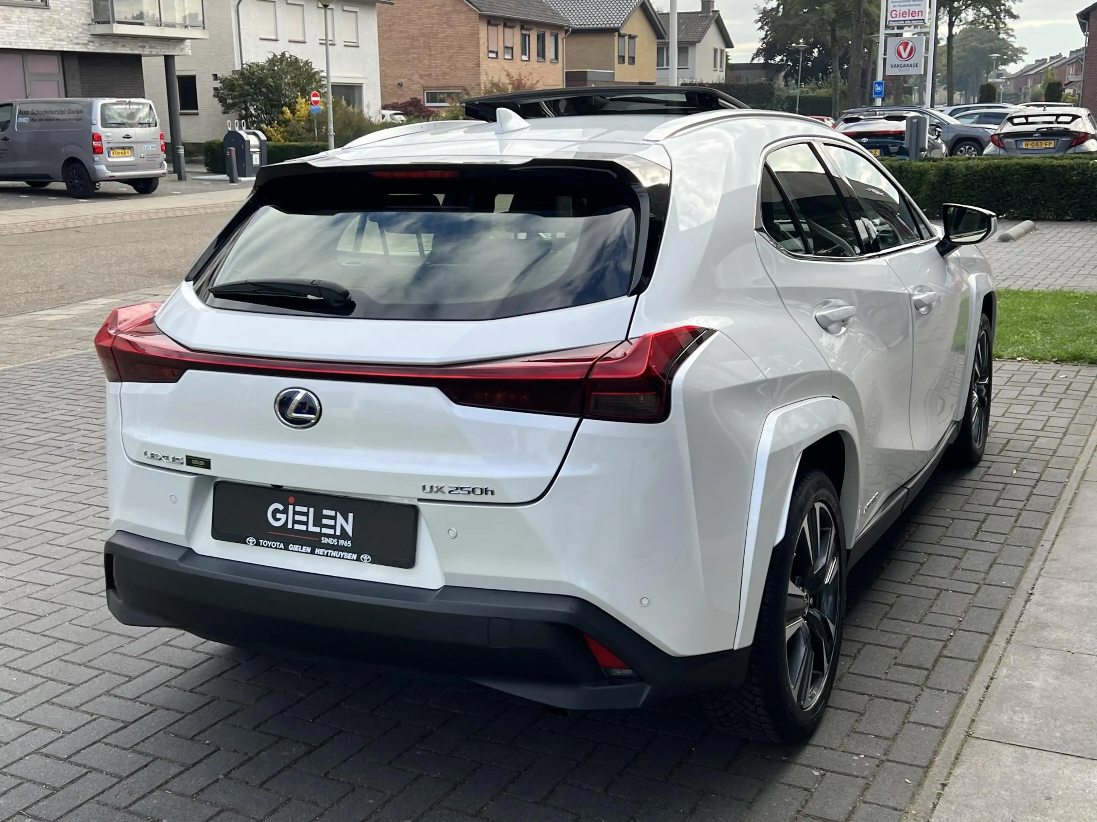 Lexus UX 250h Executive Line | President Pack, Schuifdak, Mark L — photo 12