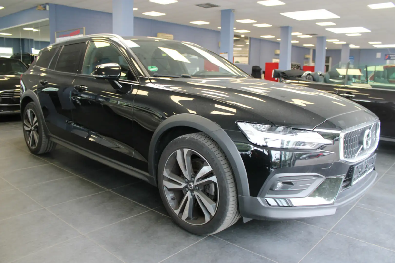 Volvo V60 Cross Country D4 AWD Geartronic Pro Noir - 1