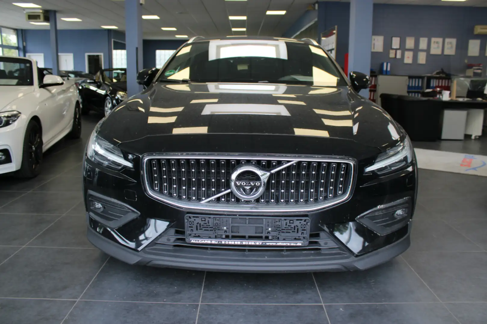 Volvo V60 Cross Country D4 AWD Geartronic Pro Noir - 2