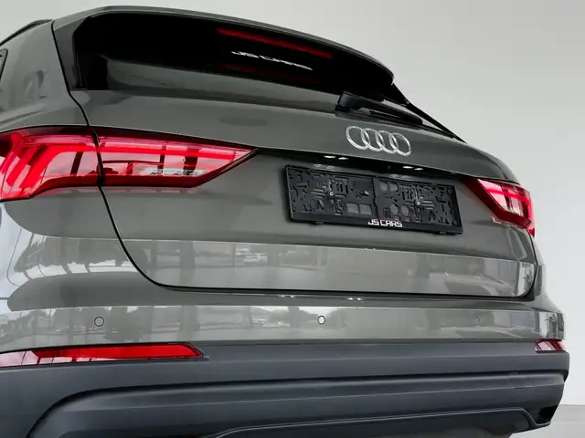 Audi Q3 view 9