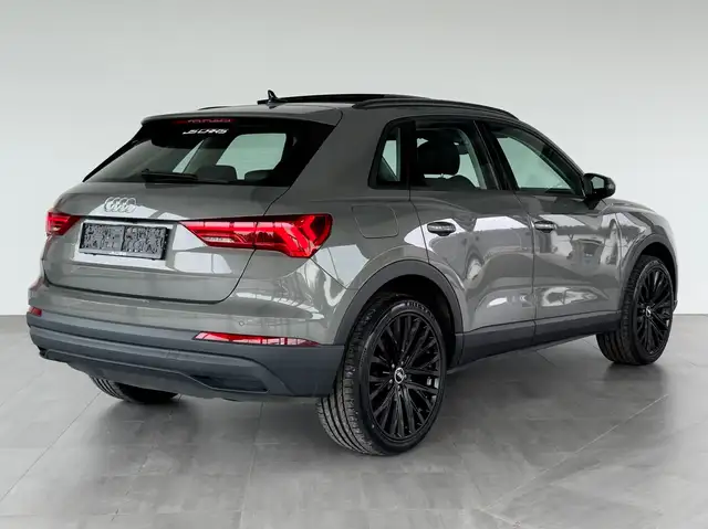 Audi Q3 view 11
