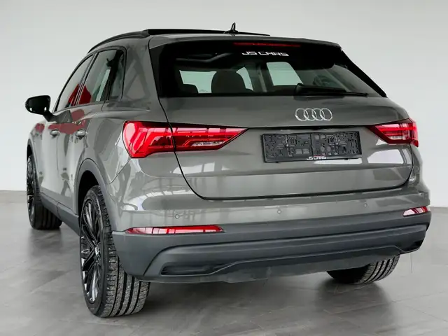 Audi Q3 view 8