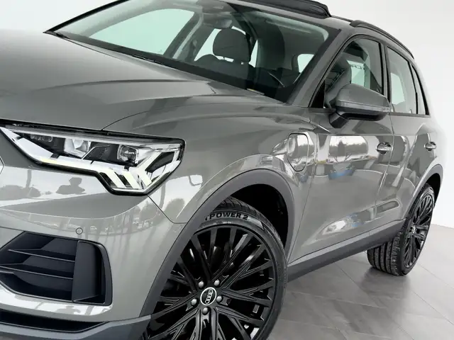 Audi Q3 view 3