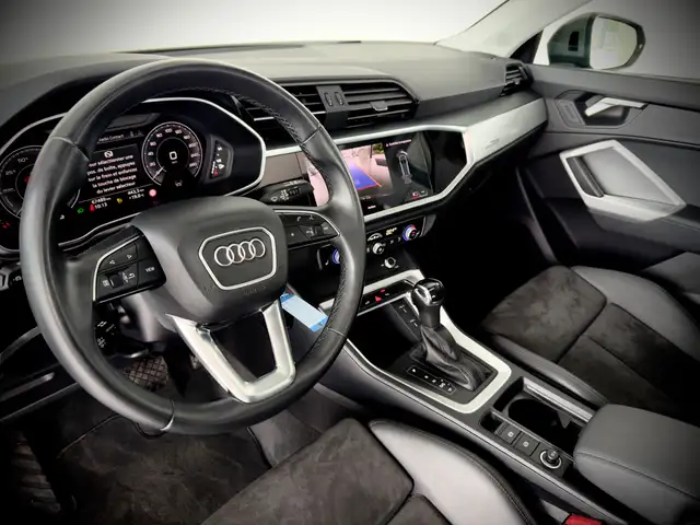 Audi Q3 view 13