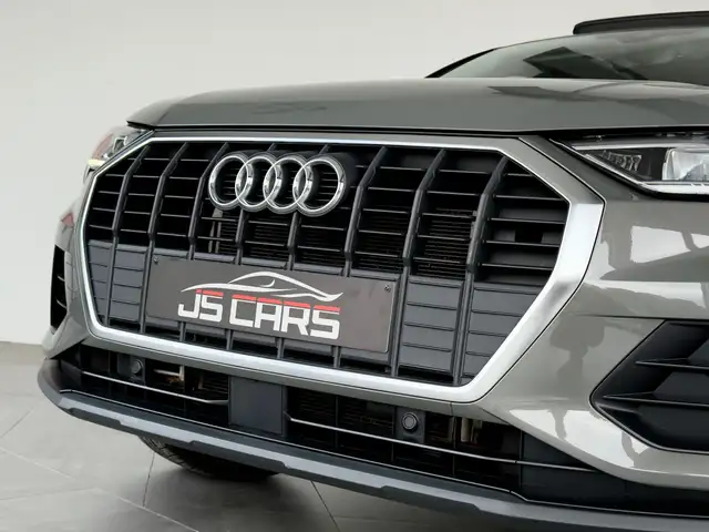 Audi Q3 view 4