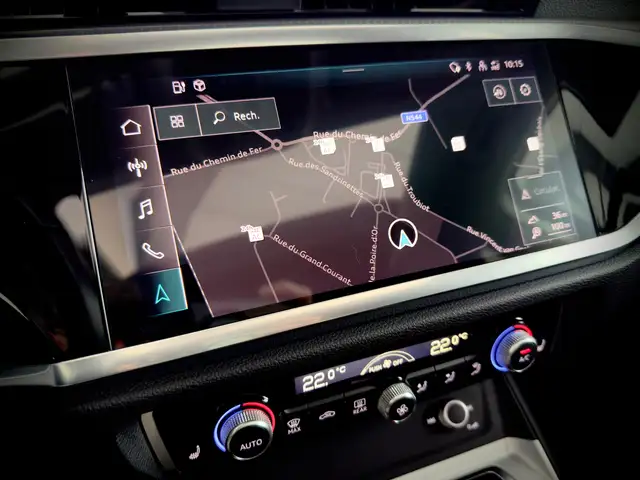 Audi Q3 view 16