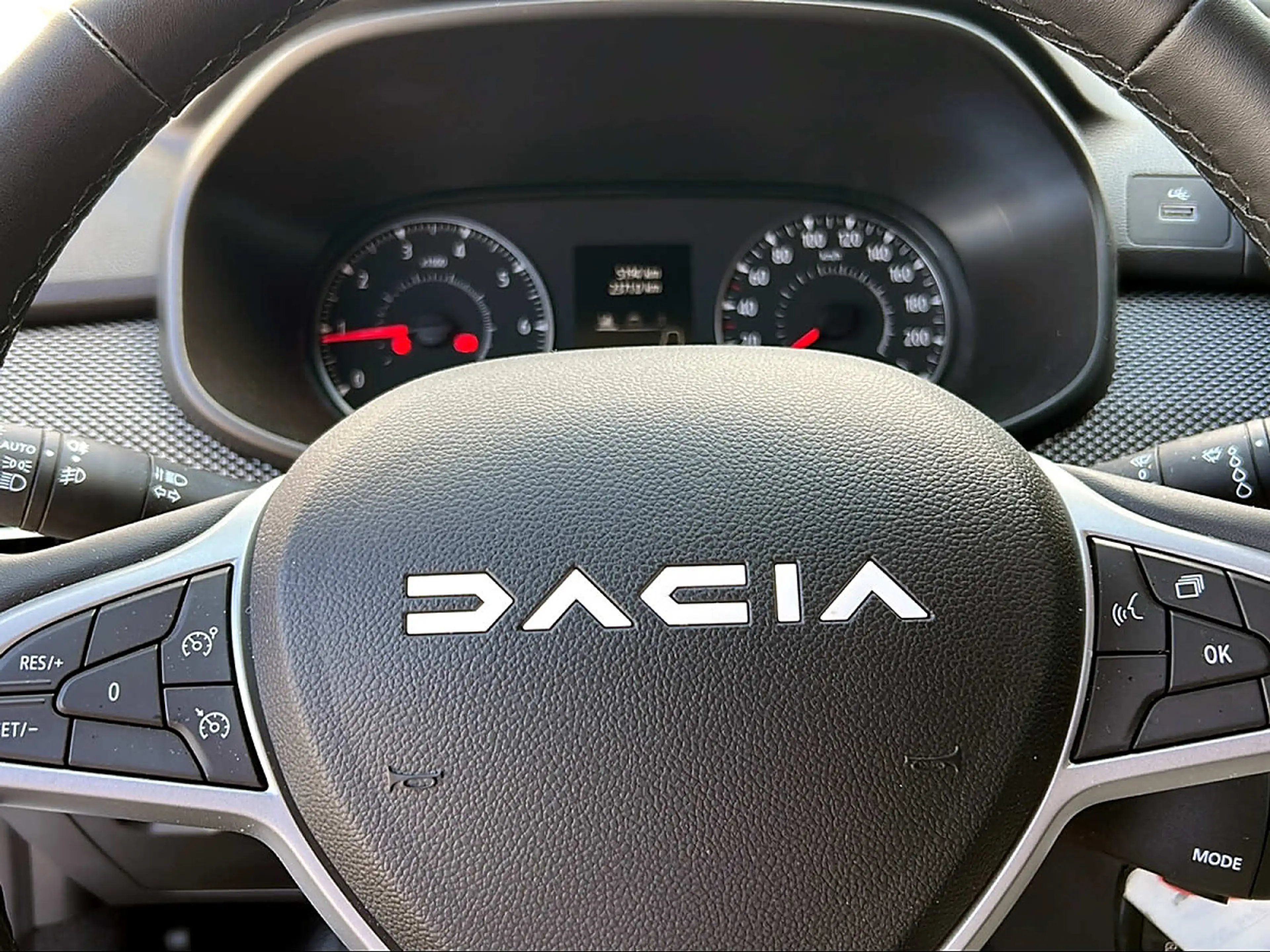 Dacia Jogger Expression TCe 110 — photo 8