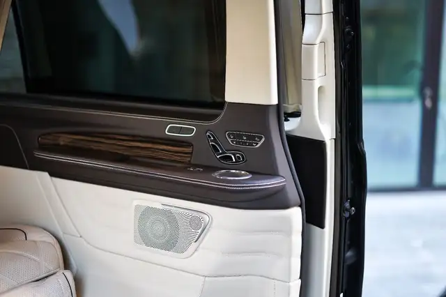 Mercedes-Benz V 300 view 11