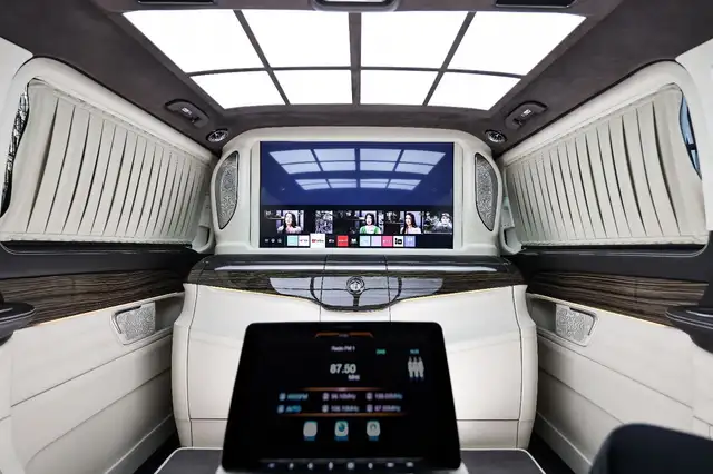Mercedes-Benz V 300 view 4