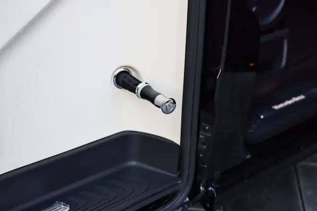 Mercedes-Benz V 300 view 12