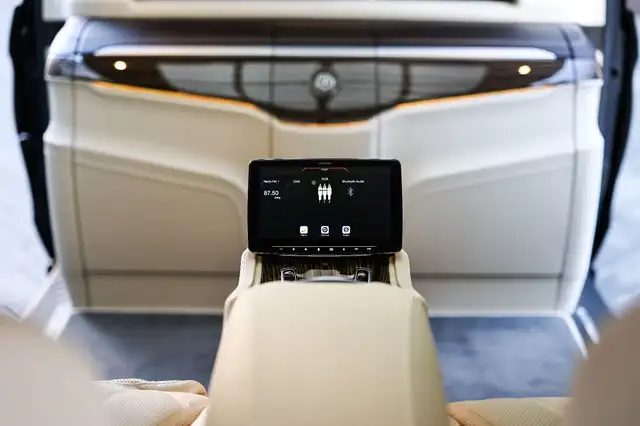 Mercedes-Benz V 300 view 15