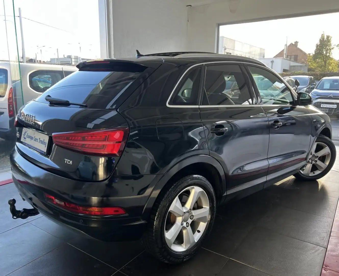 Audi Q3 S line 2.0 TDI S tronic BOITE AUTO TOIT PANO GAR 12M Černá - 2