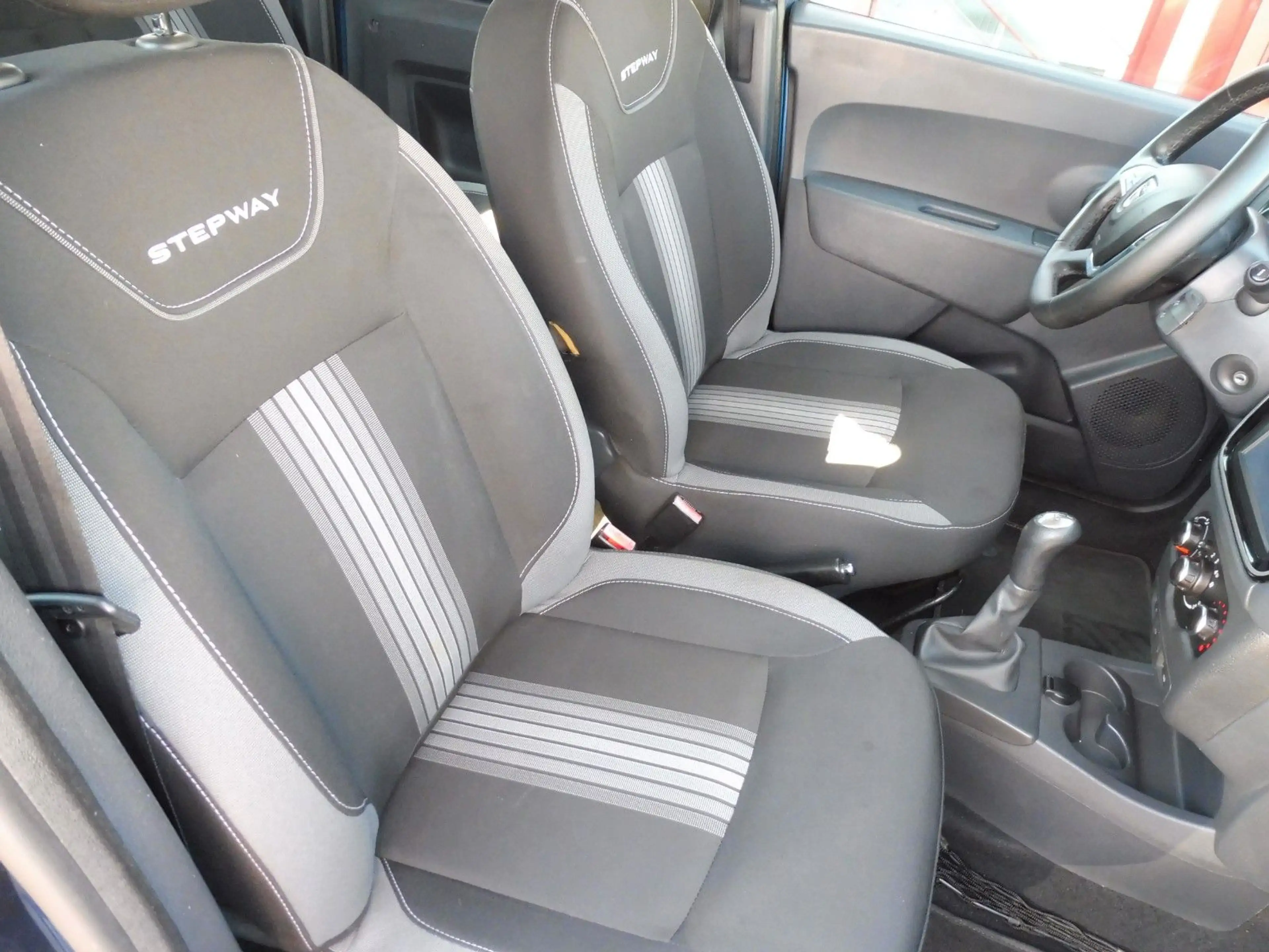 Dacia Dokker TCe 115 Stepway Celebration Ero 6 W — photo 9