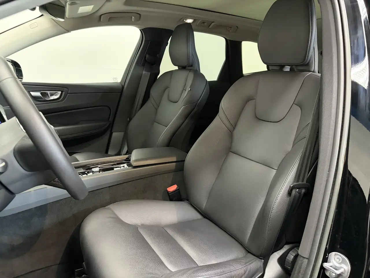 Volvo XC60 2.0 T6 Plug-in HY Long Range AWD Plus Bright/ Pano, миниатюра 4