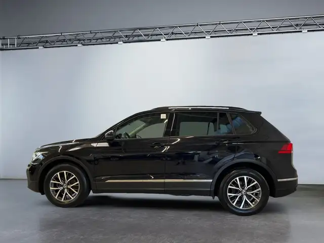 Volkswagen Tiguan view 3