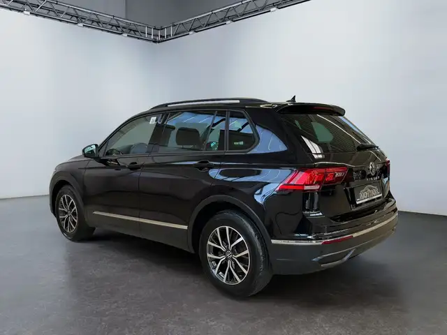 Volkswagen Tiguan view 4