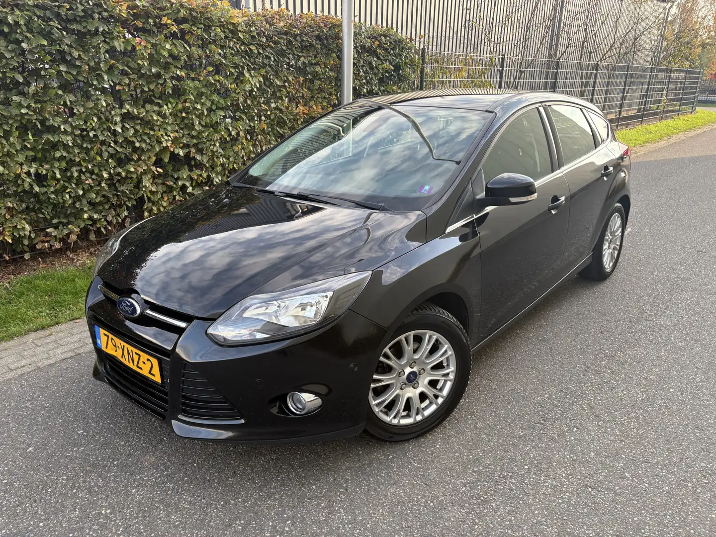 Ford Focus 1.0 EcoBoost Lease Titanium / 5-DEURS / NAVI / AIR Zwart - 2