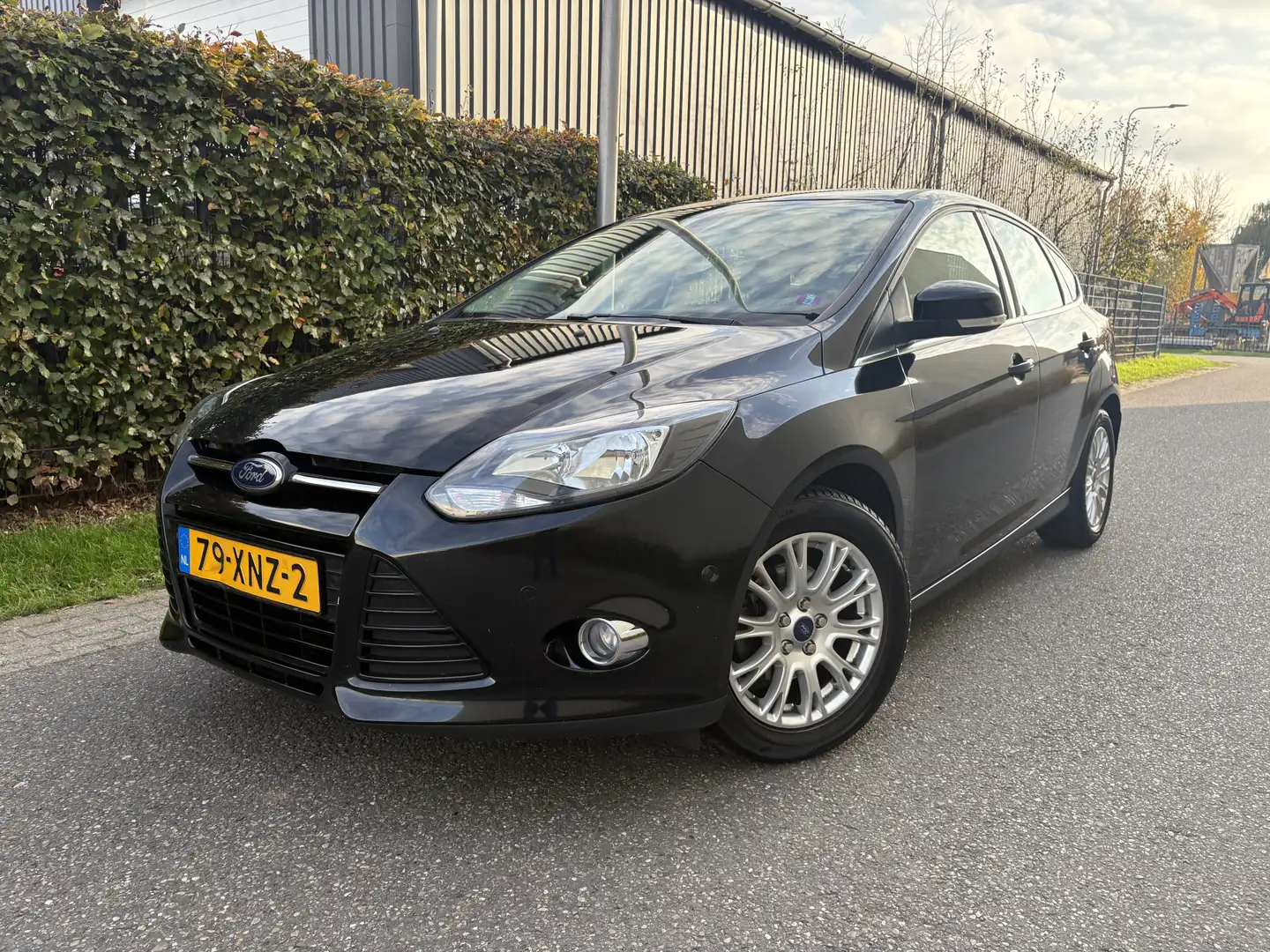 Ford Focus 1.0 EcoBoost Lease Titanium / 5-DEURS / NAVI / AIR Zwart - 1