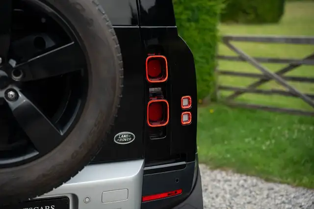 Land Rover Defender 90 view 10