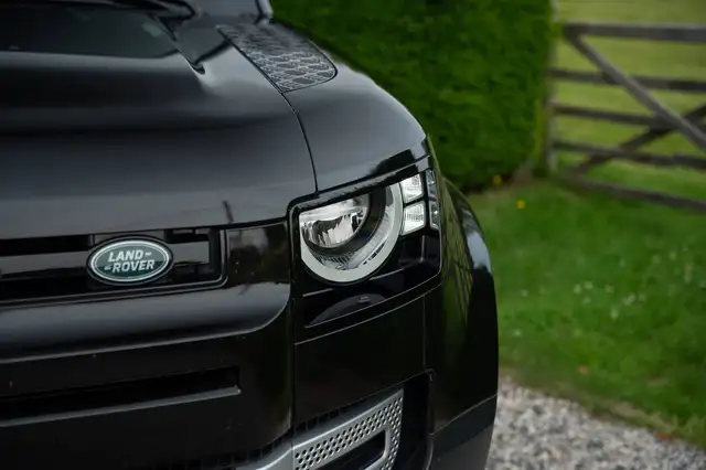 Land Rover Defender 90 view 7