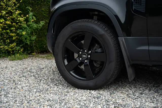 Land Rover Defender 90 view 11
