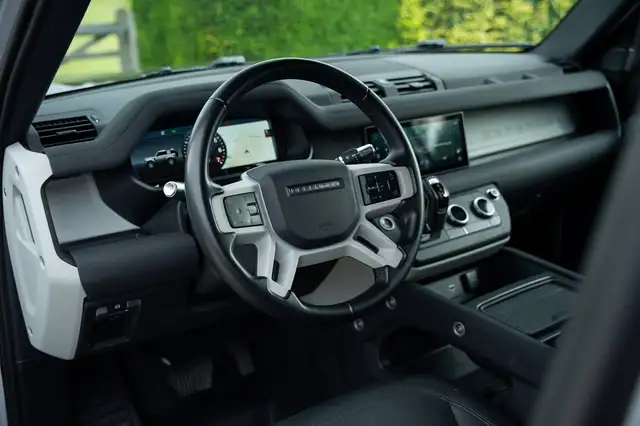 Land Rover Defender 90 view 15