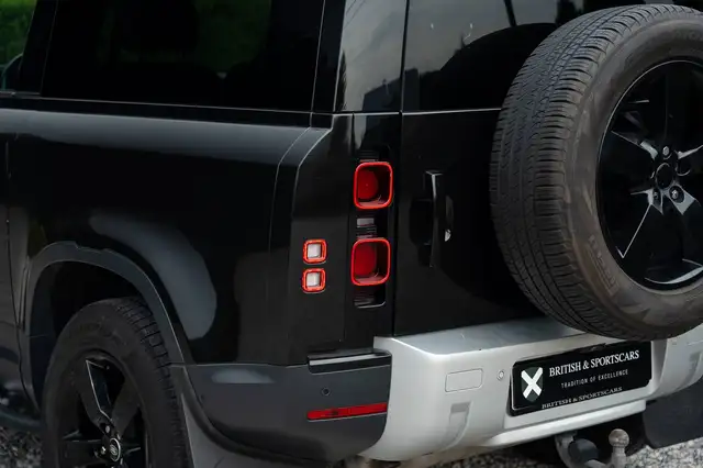 Land Rover Defender 90 view 9