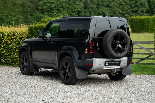 Land Rover Defender 90 view 8