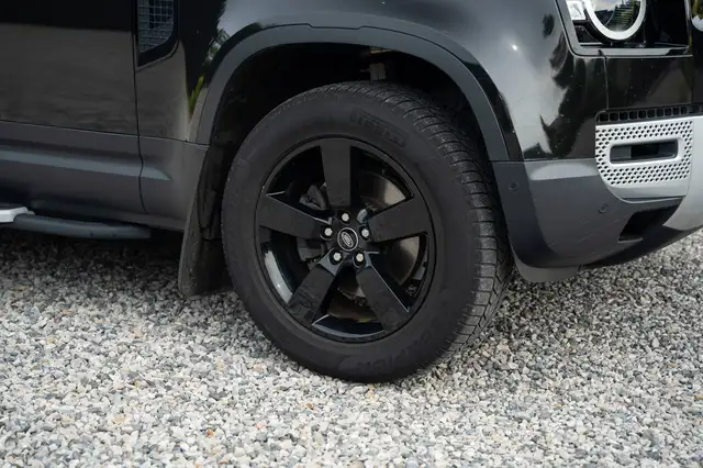 Land Rover Defender 90 view 5