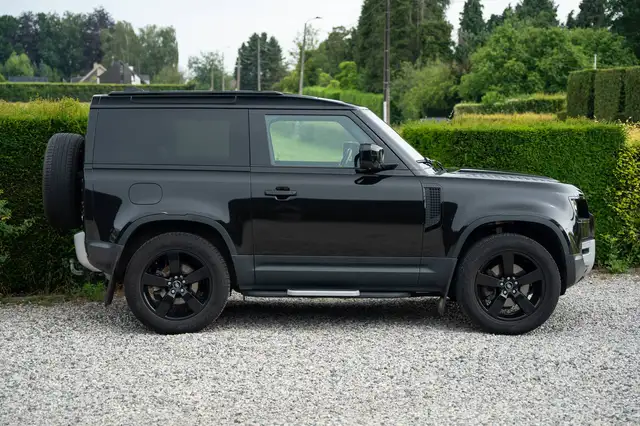 Land Rover Defender 90 view 4