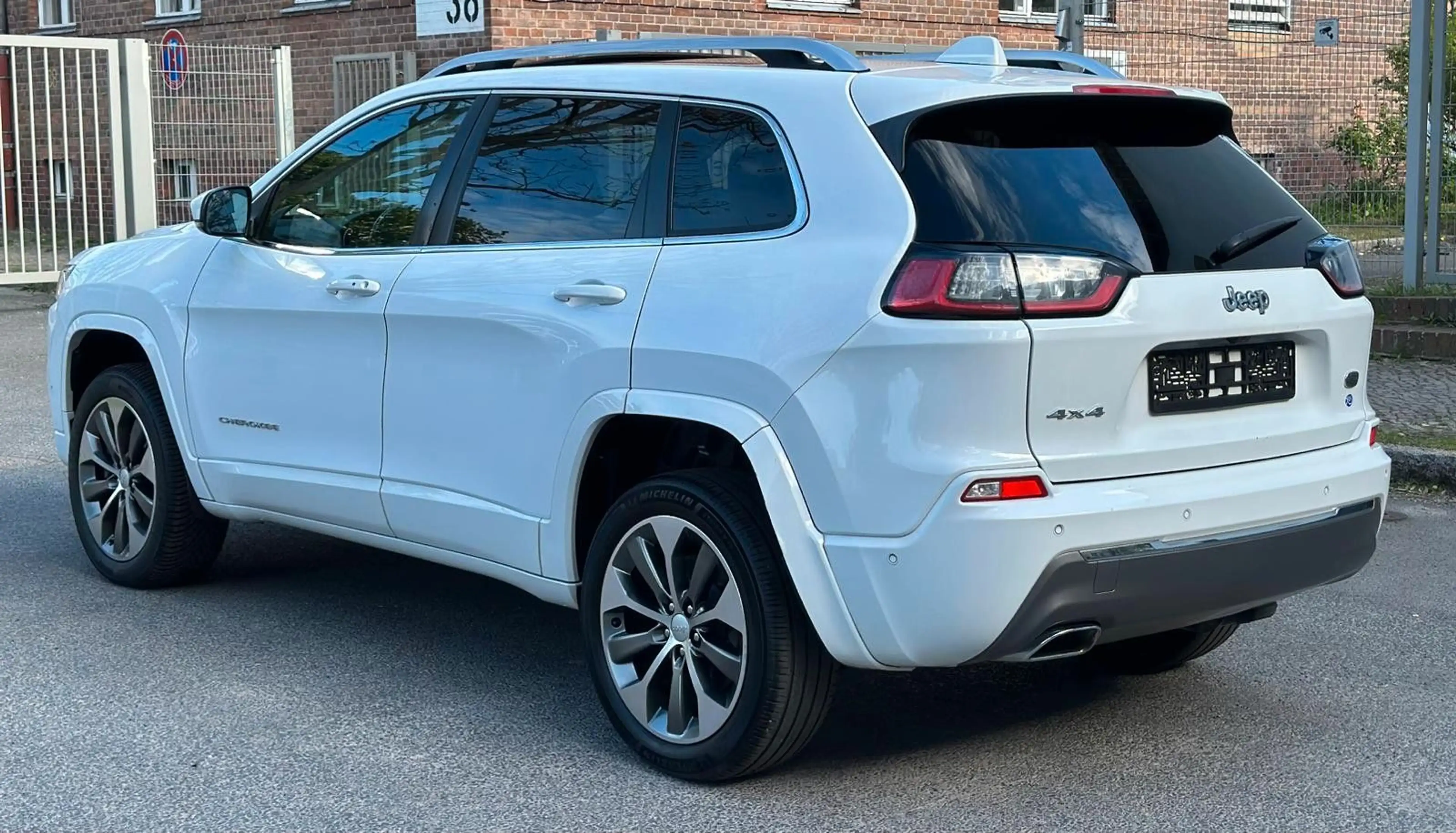 Jeep Cherokee Overland 4WD PANO*LED*PDC*SB*CAM*ALPINE — photo 2