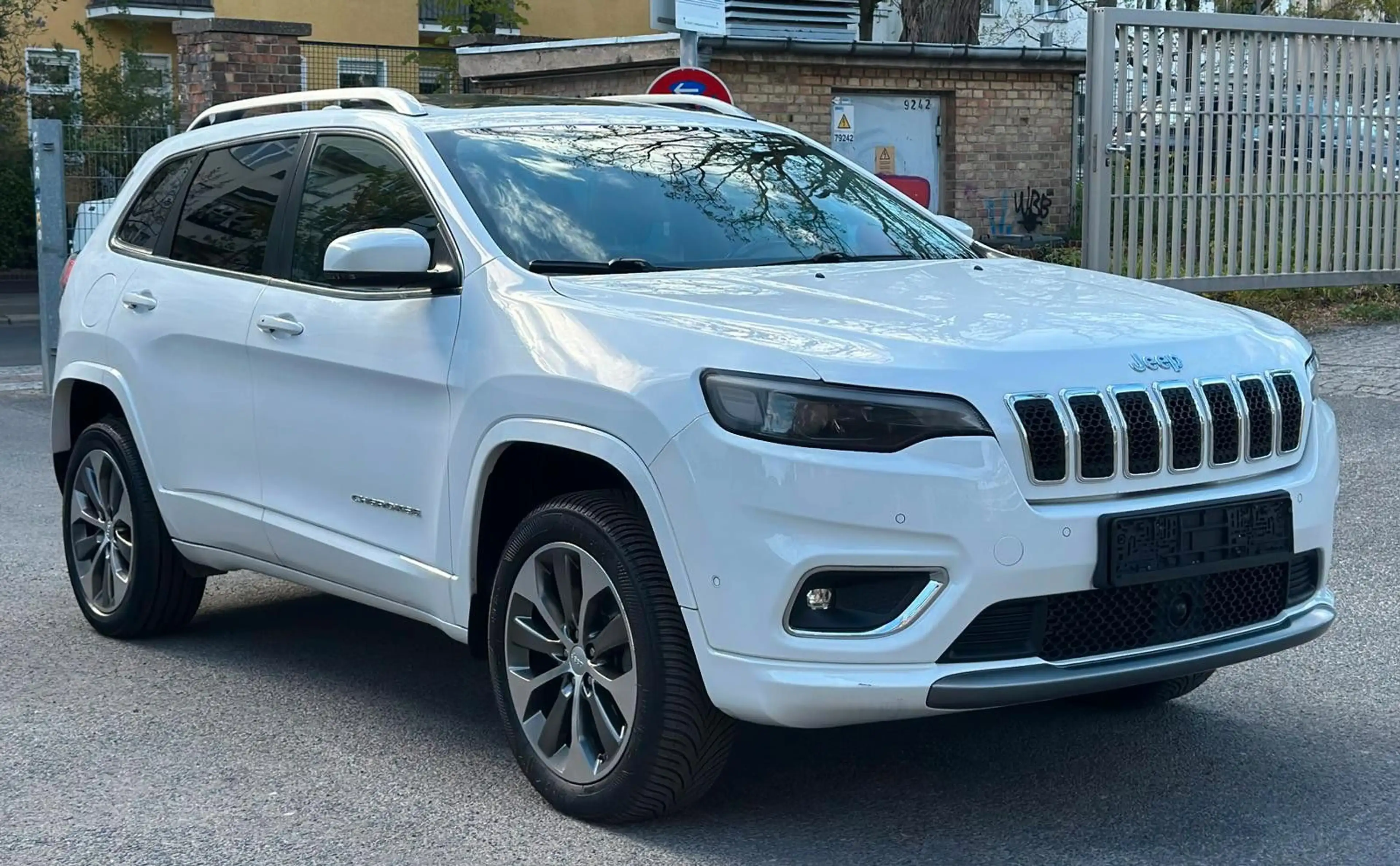 Jeep Cherokee Overland 4WD PANO*LED*PDC*SB*CAM*ALPINE — photo 3