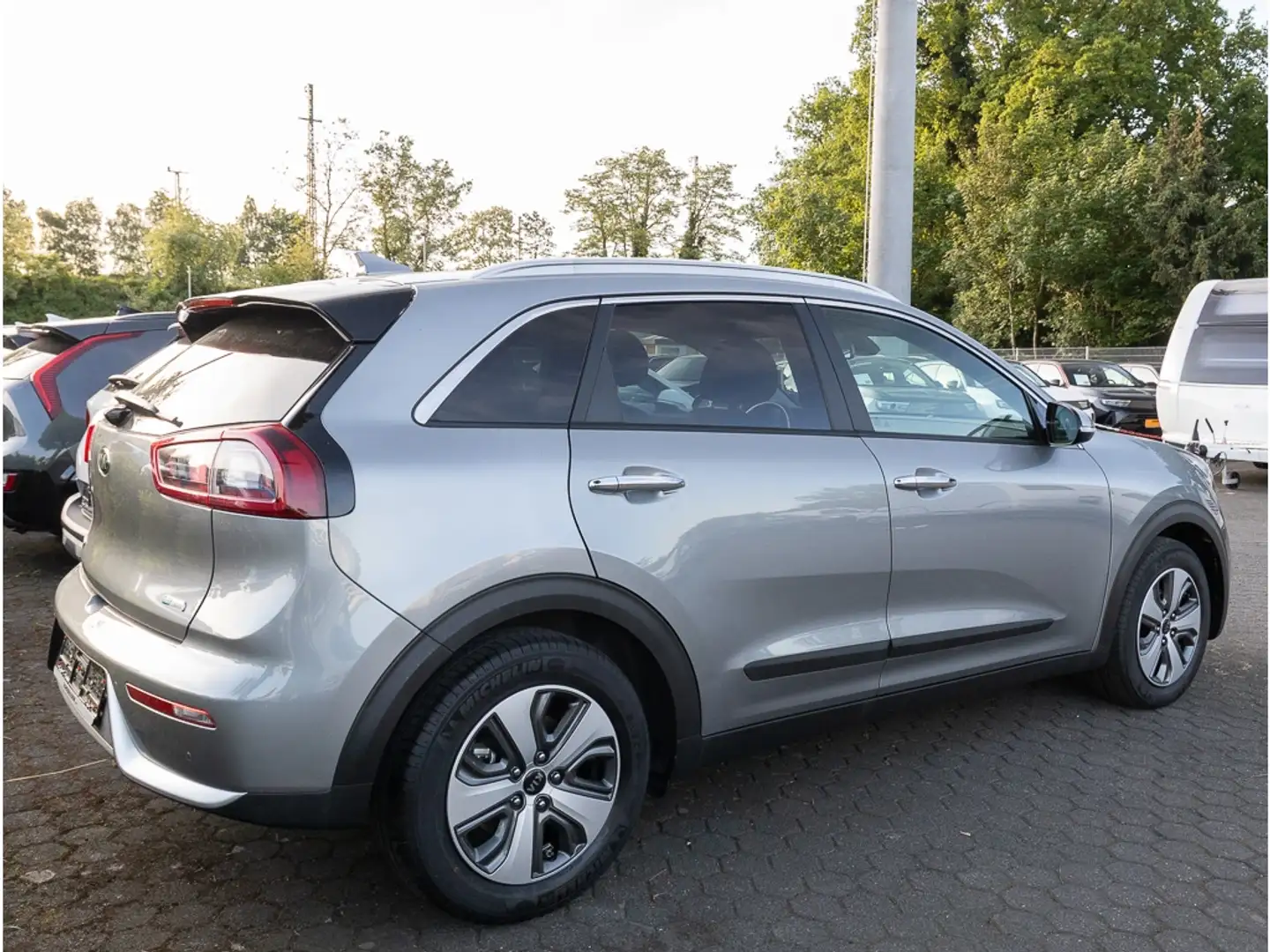 Kia Niro Vision Hybrid 1.6 GDI 2WD +HSA+L/SHZ+RFK+WR+ Silber - 2