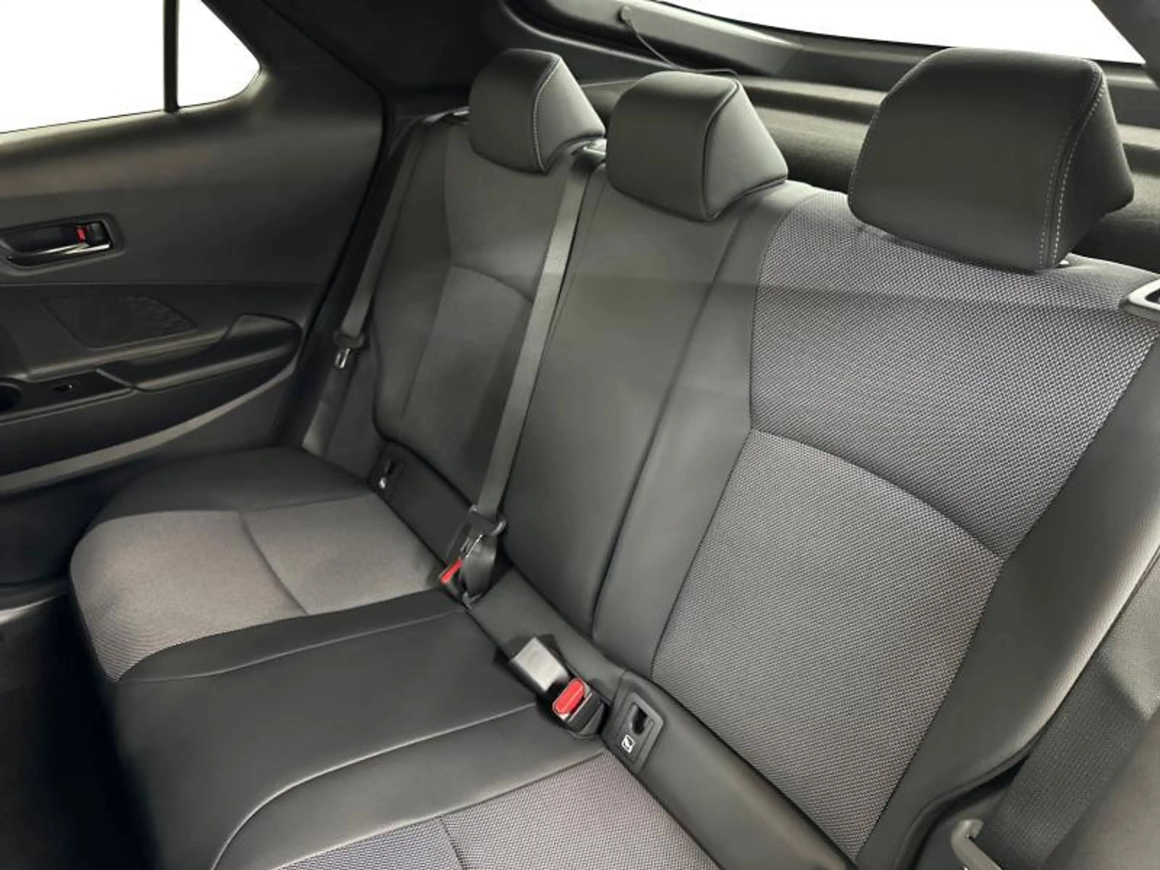 Toyota C-HR 2.0 HEV Premium | tow bar — photo 10