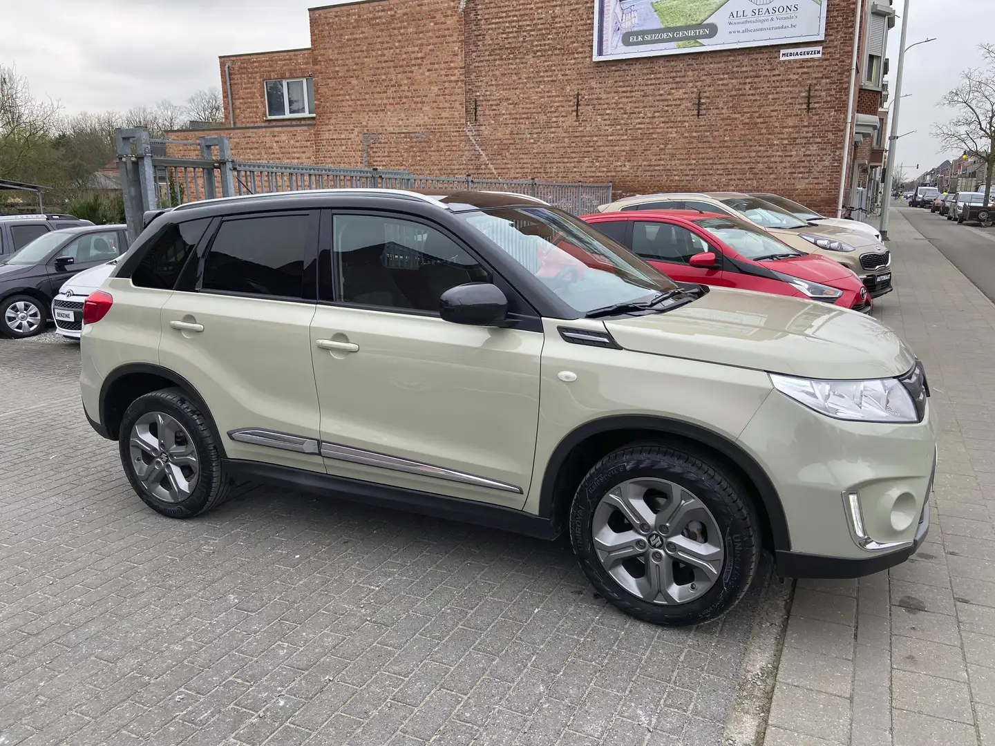 Suzuki Vitara 1.6i navi cruise alu camera apple carplay Bej - 2